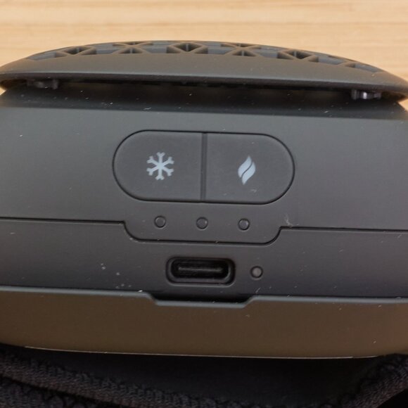 Therabody RecoveryTherm Cube / Heat & Cold Therapy Device / Muscle Recovery - Picture 6 of 13